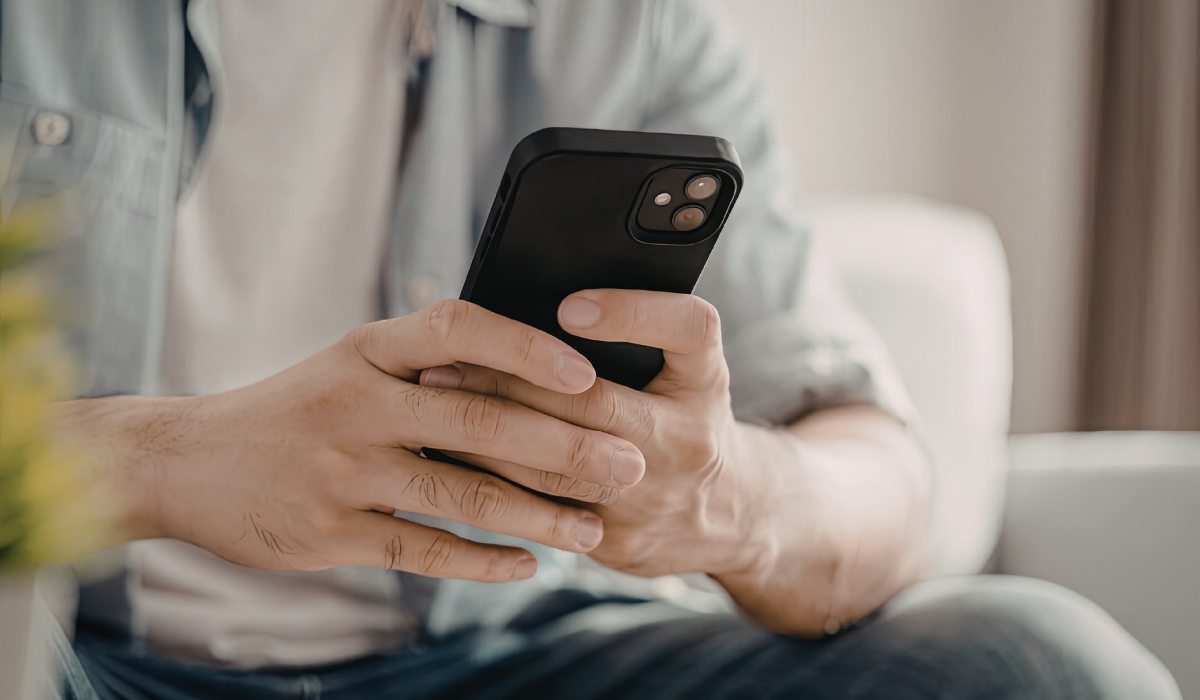 Técnico midiendo continuidad en el flex del botón de encendido con multímetro digital