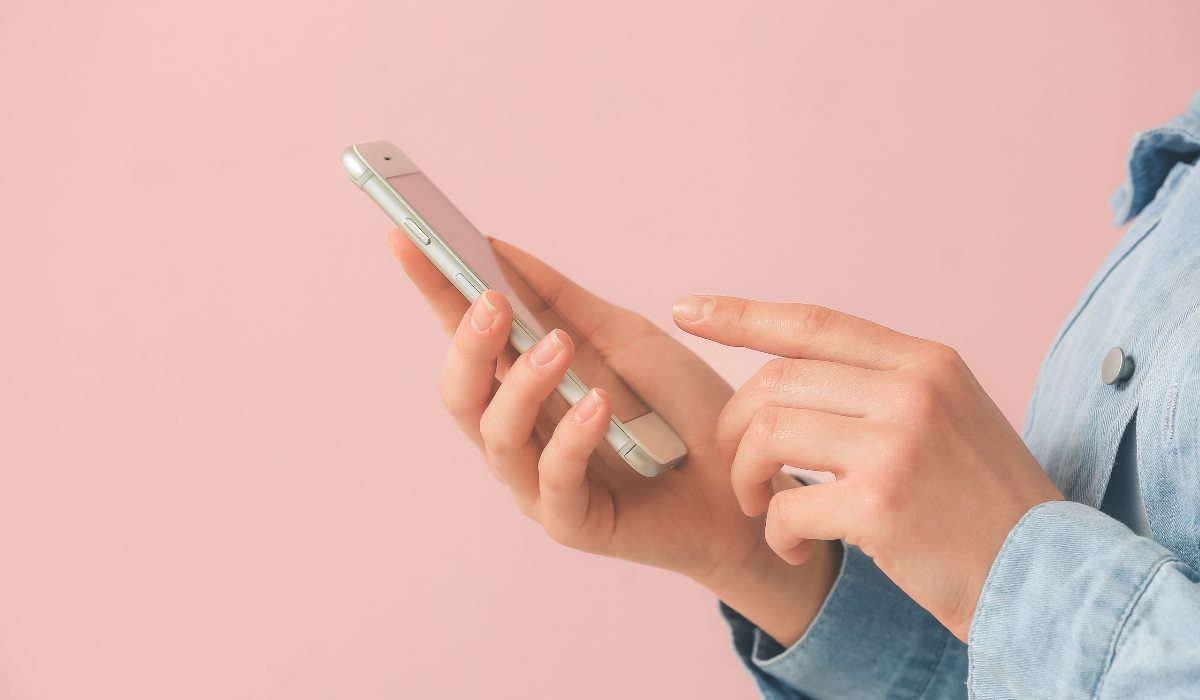 Técnico inspeccionando la placa base de un móvil reacondicionado con guantes antiestáticos