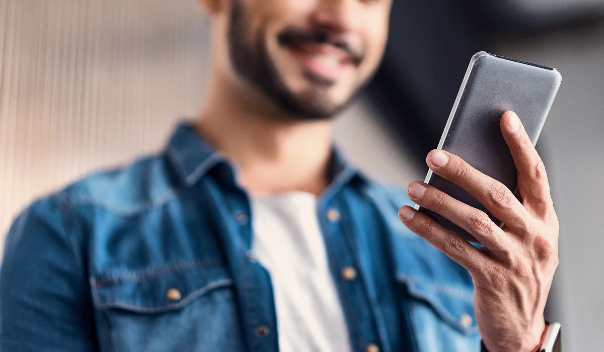 Técnico midiendo la respuesta del sensor de proximidad en un menú de ingeniería de un smartphone