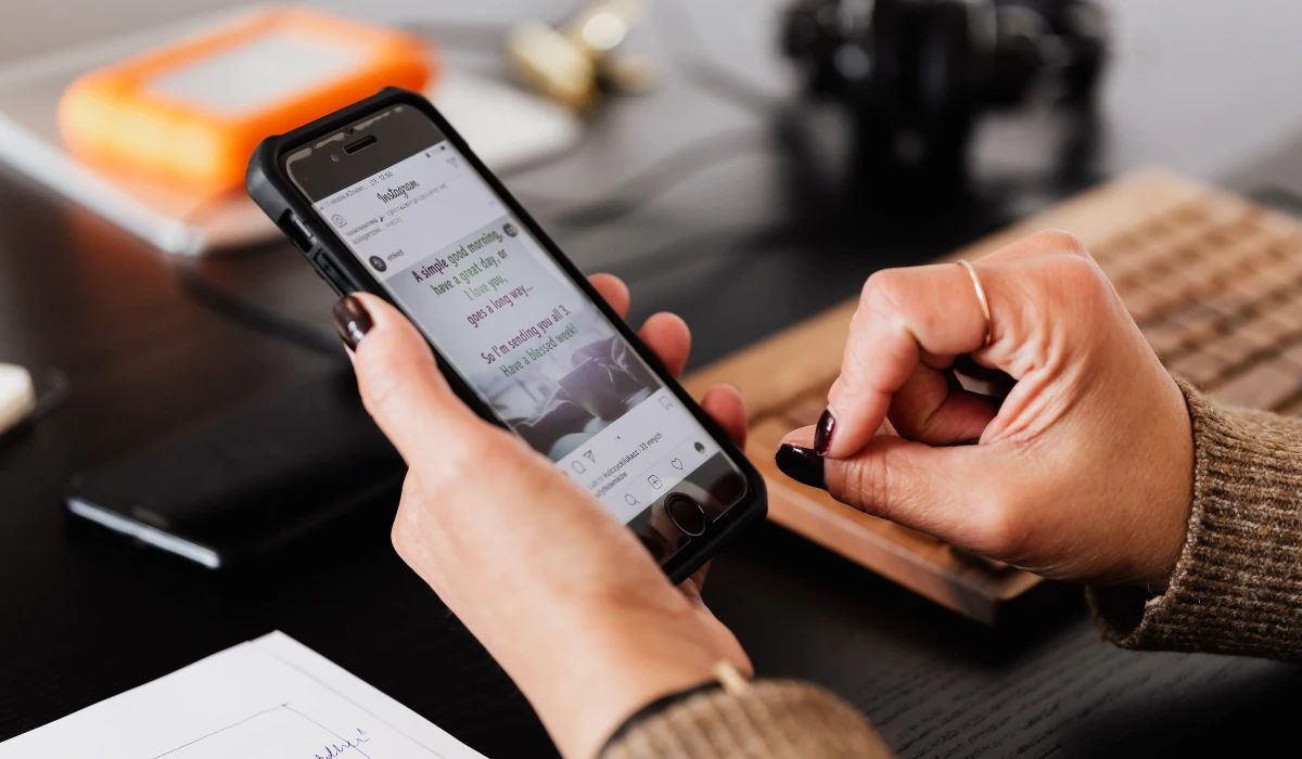 Comparativa de resistencia entre cristal templado fracturado e hidrogel bajo prueba de impacto térmico