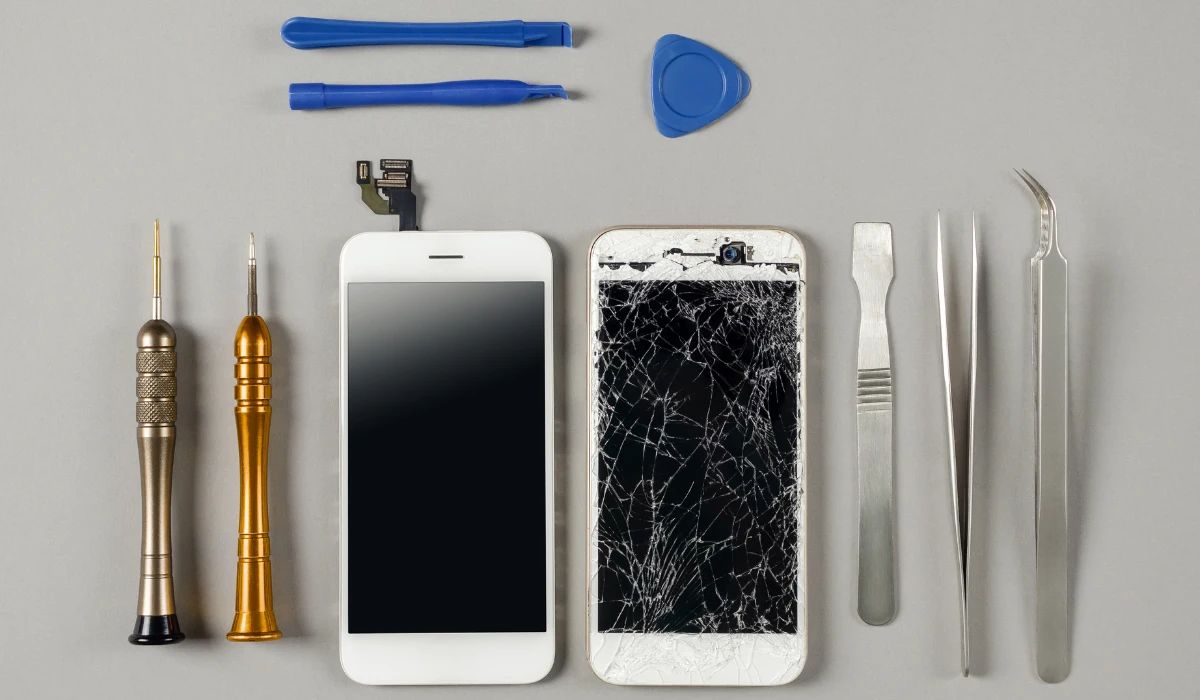 Laboratorio de reparación con microscopio trinocular, estación de soldadura y fuente de alimentación