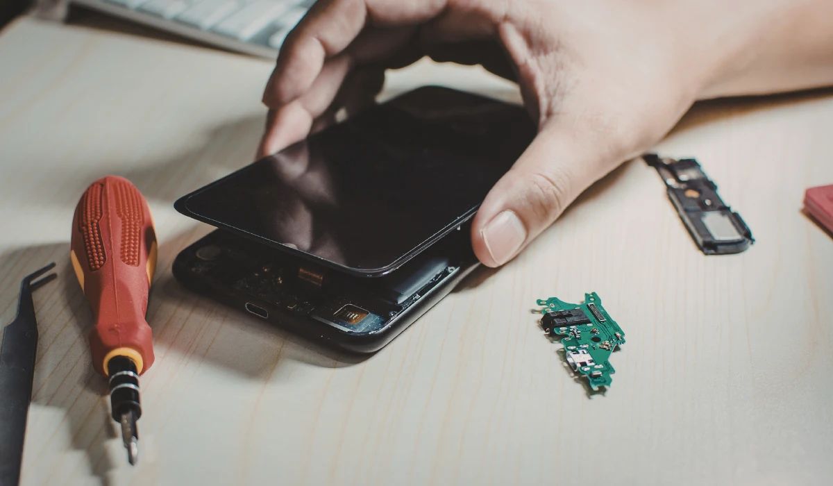 Placa base de smartphone con signos graves de corrosión y sulfatación bajo el microscopio