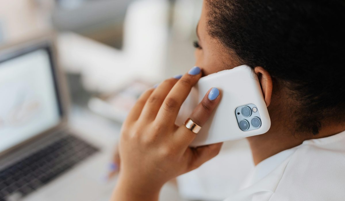 Microscopía de un IC de audio con pads fracturados por flexión de placa base