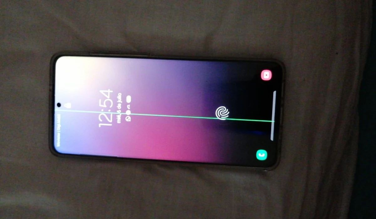 Detalle bajo microscopio de un flex de pantalla OLED con daño térmico en las pistas de datos