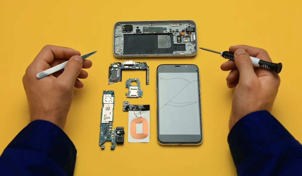 Comparativa de componentes internos de diferentes marcas en un banco de trabajo profesional