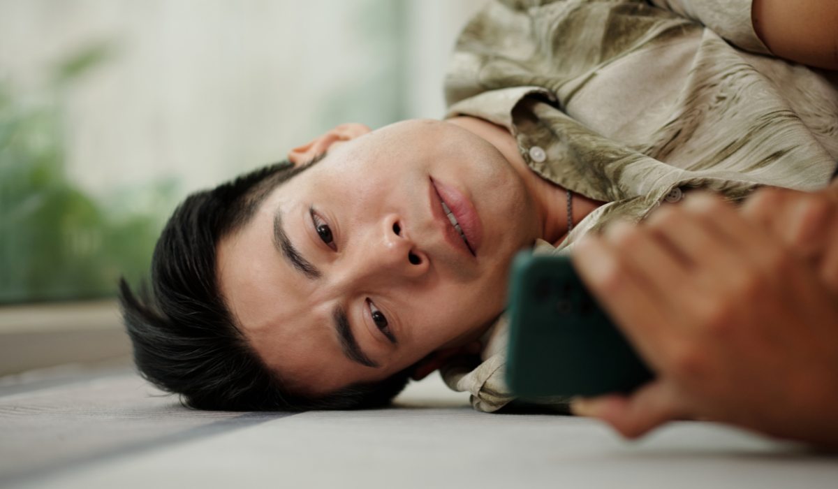 Técnico analizando un micrófono MEMS bajo microscopio para detectar restos de flujo o corrosión