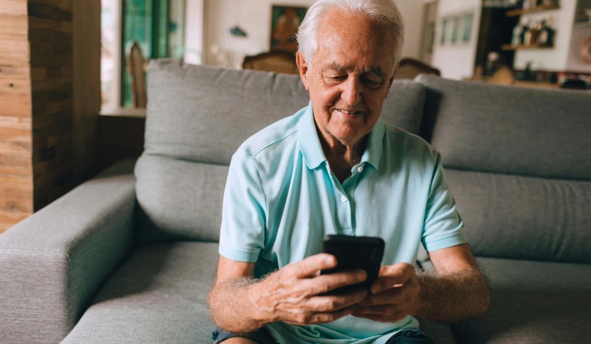 Técnico examinando conector FPC de pantalla bajo microscopio para buscar corrosión