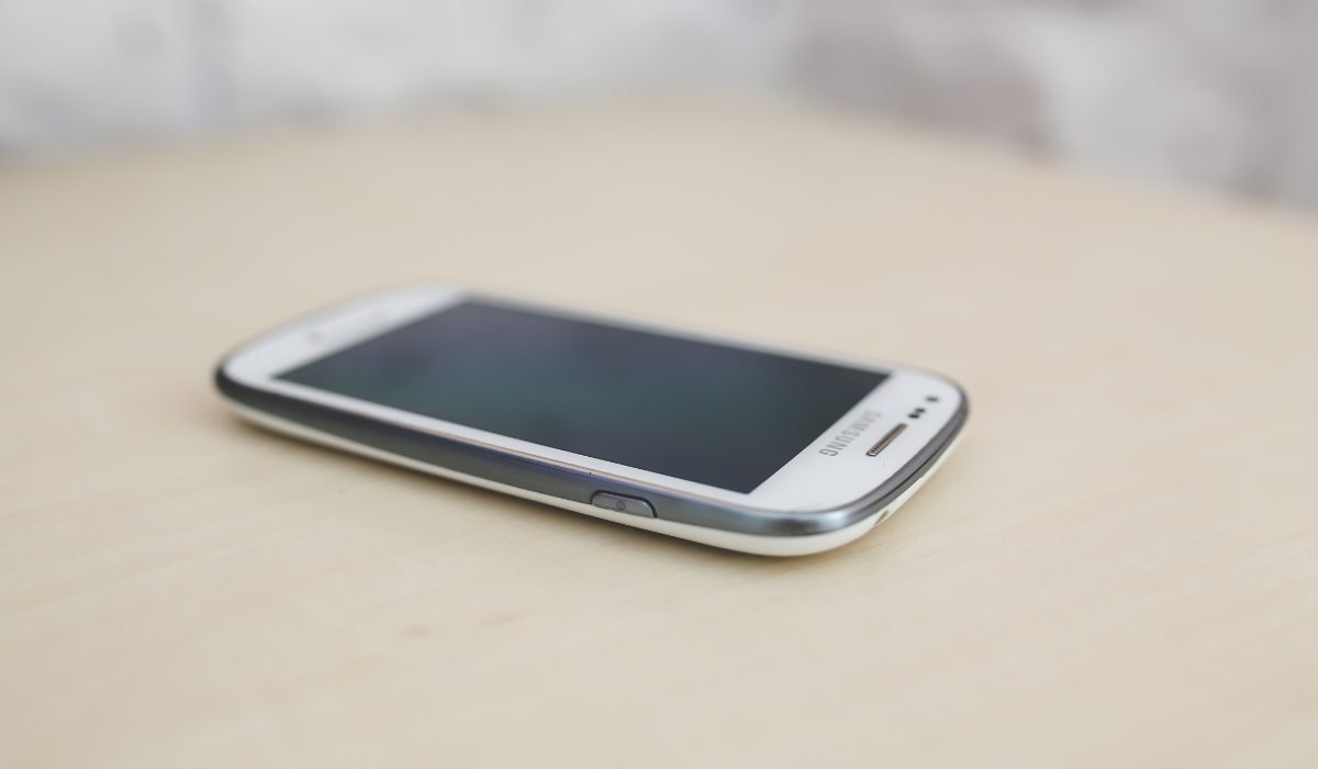 Técnico midiendo la frecuencia de refresco de un panel Android con osciloscopio para detectar inestabilidad en el PWM