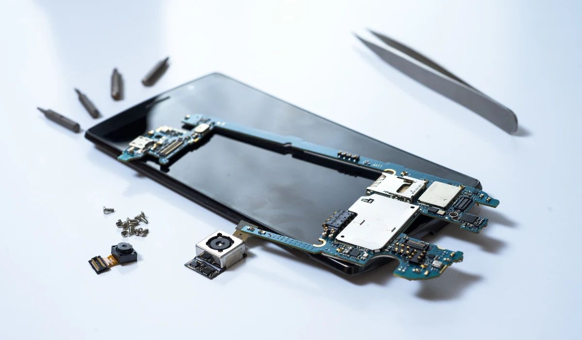 Técnico profesional realizando la apertura de un Samsung S23 Ultra para sustitución de pantalla en mesa de trabajo antiestática