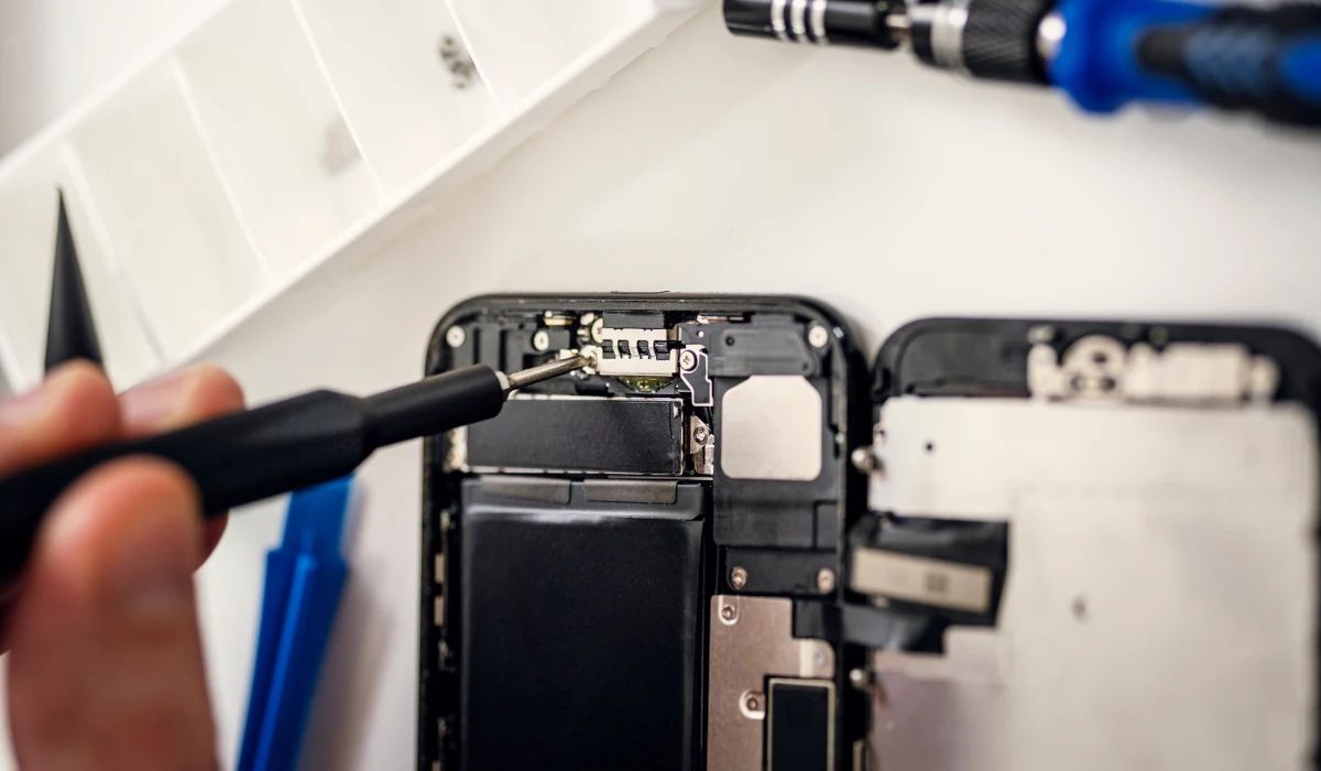 Técnico ejecutando la herramienta de calibración de huellas en un Google Pixel tras un cambio de pantalla