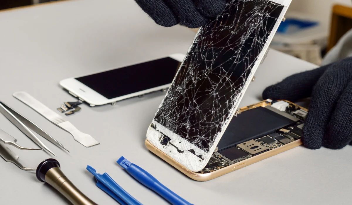 Primer plano de una placa base de smartphone bajo reparación de microsoldadura para extender su vida útil