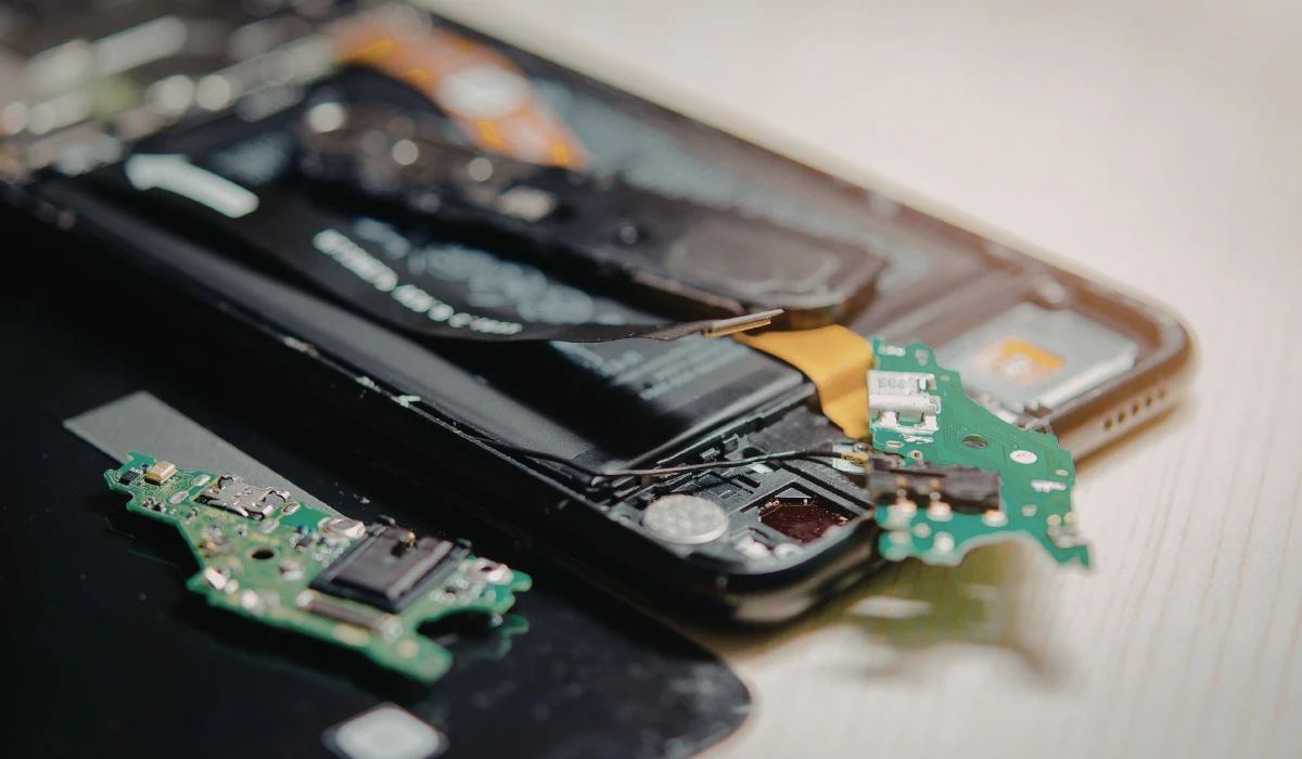 Técnico comparando una placa base antigua con un dispositivo nuevo en un entorno de laboratorio profesional