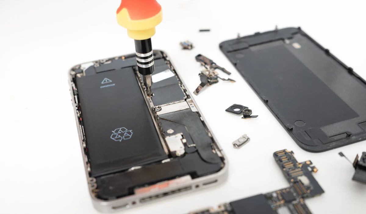Técnico desmontando un smartphone modular de 2026 con herramientas de precisión