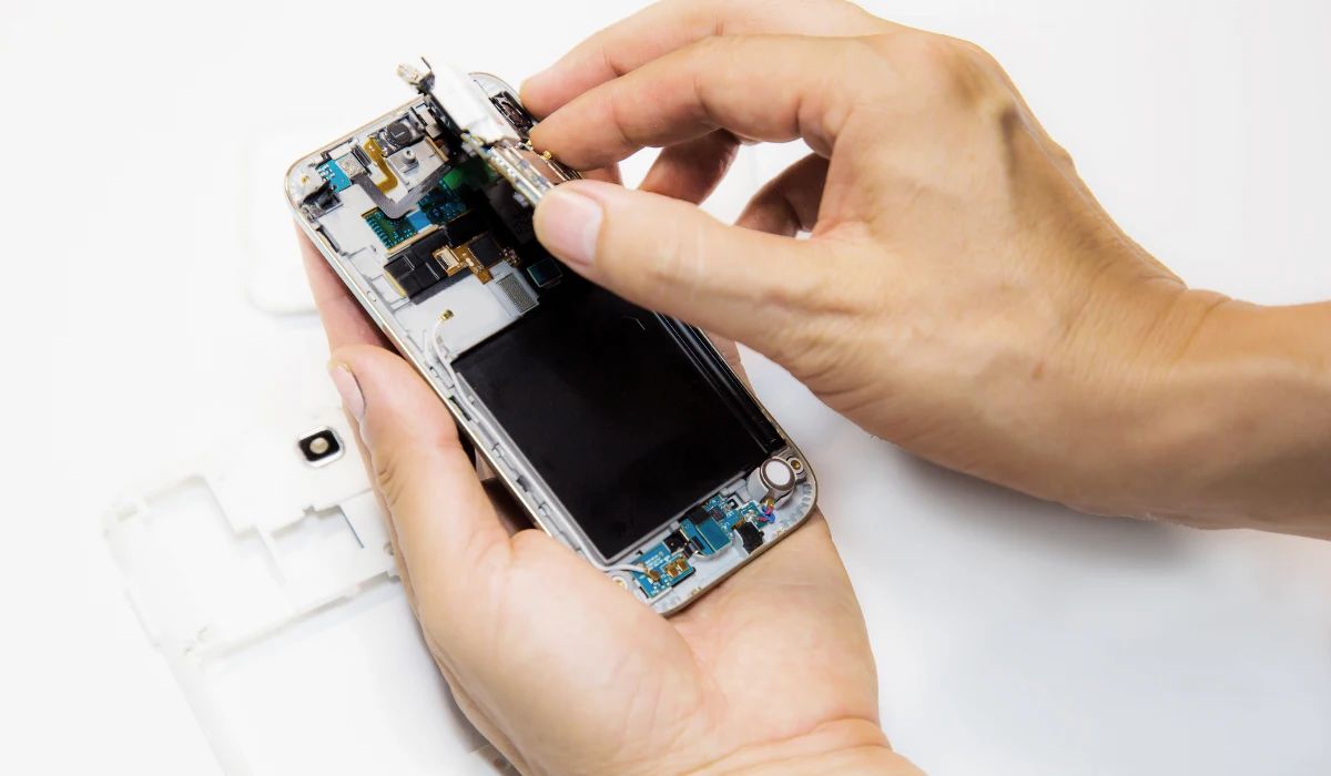 Técnico comparando un banco de trabajo de un servicio oficial con uno independiente de alta tecnología