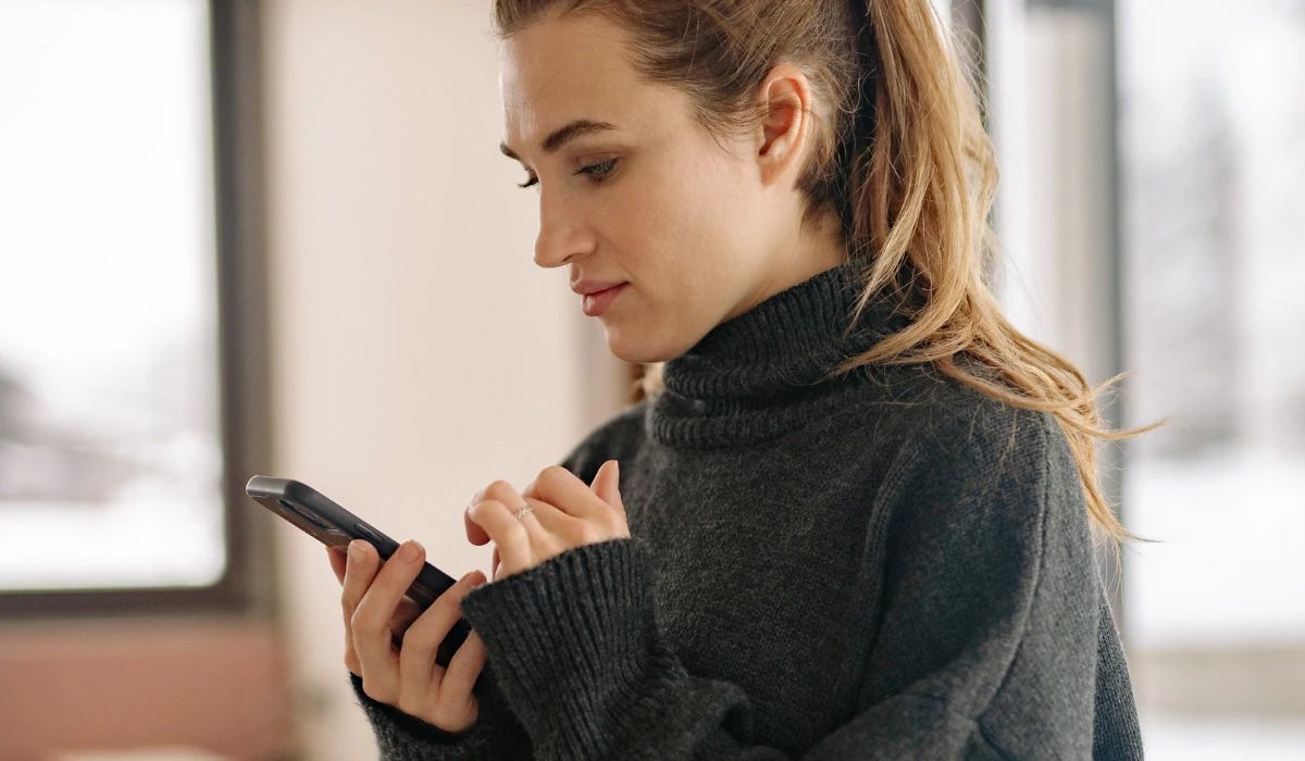 Técnico midiendo la uniformidad de un panel táctil con toques fantasma bajo microscopio