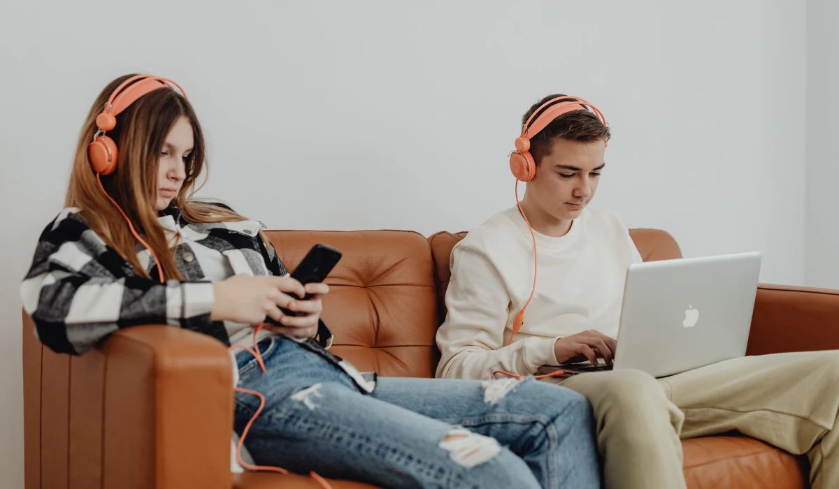 Técnico realizando limpieza profesional y test de hardware a un smartphone para reventa